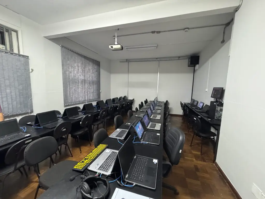 Laboratório de informática FAES-MG