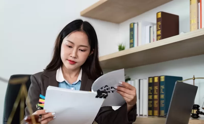 Descubra por que o curso de Direito segue entre os mais procurados no Brasil, quais são os gargalos da formação jurídica e o que o mercado realmente exige.