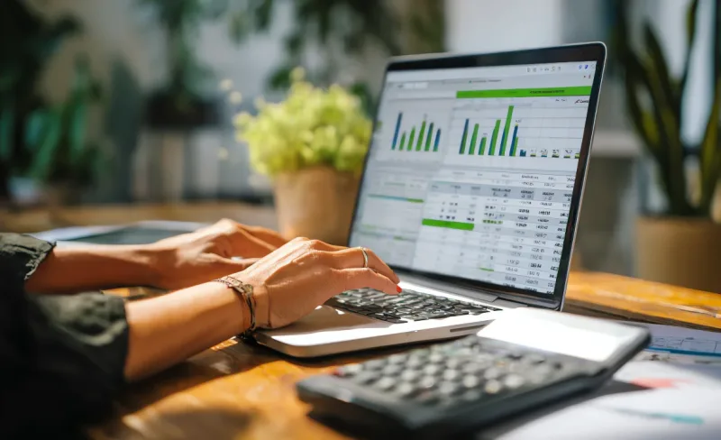 Entenda como guerras e sanções afetam o sistema SWIFT, o comércio internacional, os fluxos financeiros e quais são as implicações jurídicas para Estados, bancos e empresas.